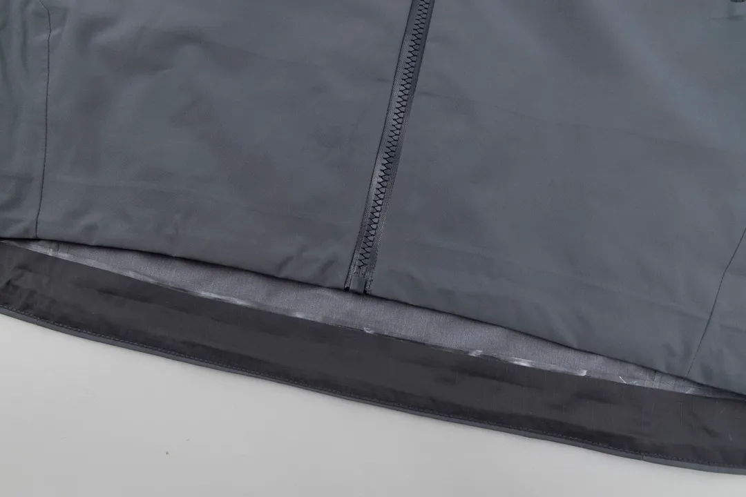 Arc'teryx Gore-tex ， ， ， 。 bluesign@ N 3LGORE-TEX ， Wear-Resistant， 、 Breathable， ， 20000 Breathable 10000 E 3D ， 3D ， ， ， Authentic YKK ， ， ， ， ， Factory ， ， ， 。 ， ， ，Lightweight ， Series ， Quality ！！
